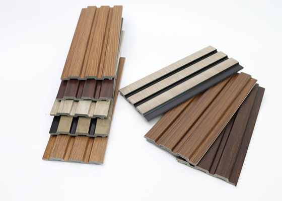 材木の内壁のクラッディング