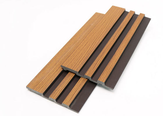 材木の内壁のクラッディング