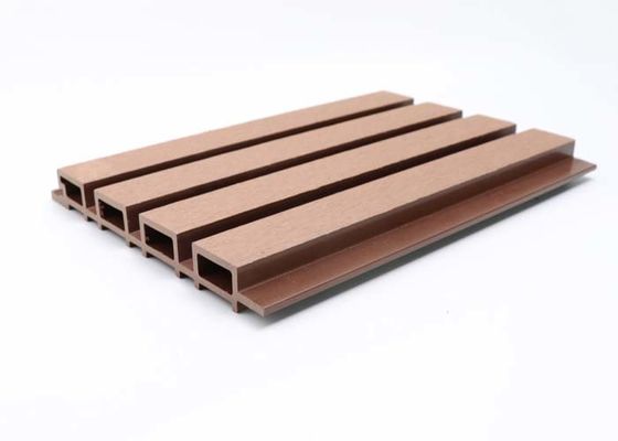 プラスチック合成の庭外部WPCの壁パネル防水WPCは壁パネルにフルーティングを施した