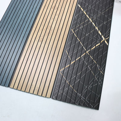 内部壁のための木材穀物PVC天井パネル 費用対効果の高い壁パネル タイルの代替 保守が簡単 壁板