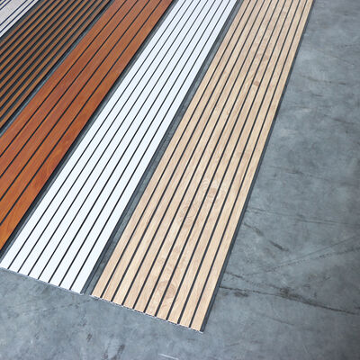 モダンなインテリアの天井壁装飾用の耐湿性の簡単に取り付けられるPVC溝付き天井壁パネル