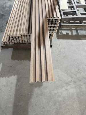 カスタマイズされた環境に優しい屋内不規則格子WPCウォールパネル 160x24 クラッド