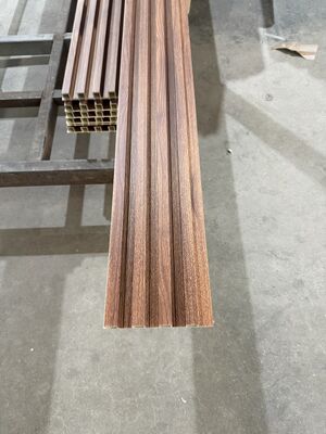 カスタマイズされた環境に優しい屋内不規則格子WPCウォールパネル 160x24 クラッド