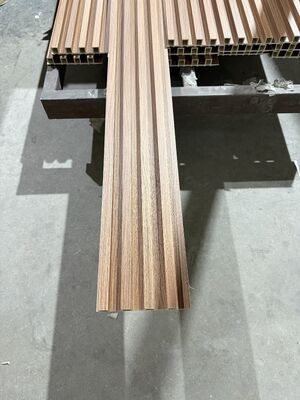 カスタマイズされた環境に優しい屋内不規則格子WPCウォールパネル 160x24 クラッド