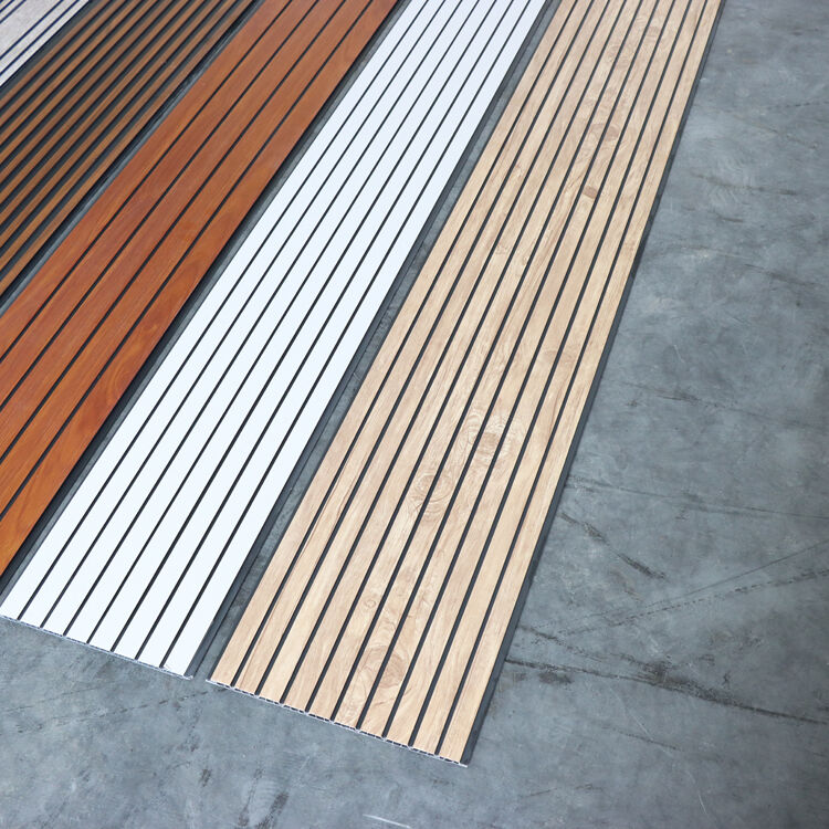 モダンなインテリアの天井壁装飾用の耐湿性の簡単に取り付けられるPVC溝付き天井壁パネル