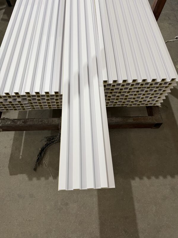 カスタマイズされた環境に優しい屋内不規則格子WPCウォールパネル 160x24 クラッド