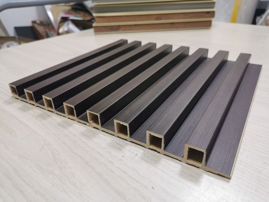 木の穀物ポリ塩化ビニールWPCの壁パネルは壁パネルWPC 3Dの壁パネルにフルーティングを施した
