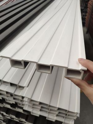 木代わりとなる屋内195x28mm内部WPC壁パネルWPCの装飾的な壁パネル