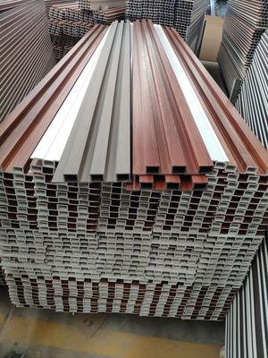 木代わりとなる屋内195x28mm内部WPC壁パネルWPCの装飾的な壁パネル