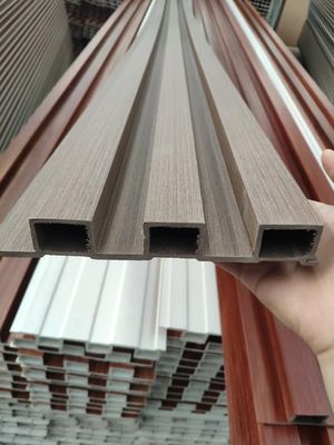 木代わりとなる屋内195x28mm内部WPC壁パネルWPCの装飾的な壁パネル