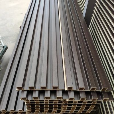 木代わりとなる屋内195x28mm内部WPC壁パネルWPCの装飾的な壁パネル