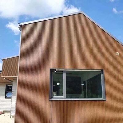 木製のプラスチック合成の外壁のパネルCoはフルーティングを施されたWPCのクラッディング パネル突き出た