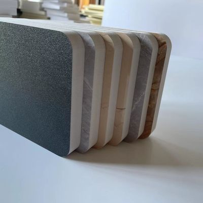 1mm - 30mmの厚さポリ塩化ビニールの泡は4x8ftのLaminaポリ塩化ビニール ポリ塩化ビニールの外国為替シートに乗る