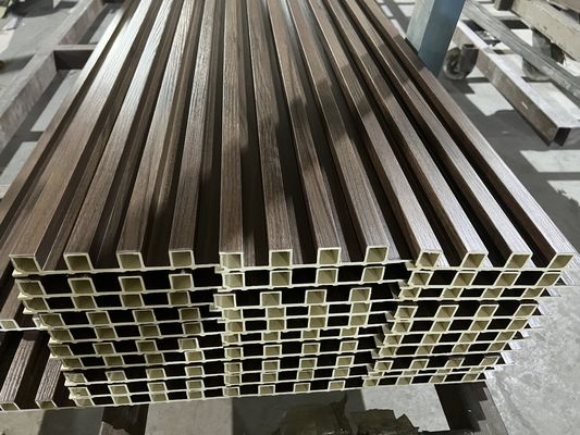 木製の代理WPCの合成のパネルのクラッディングによって薄板にされるルーバー