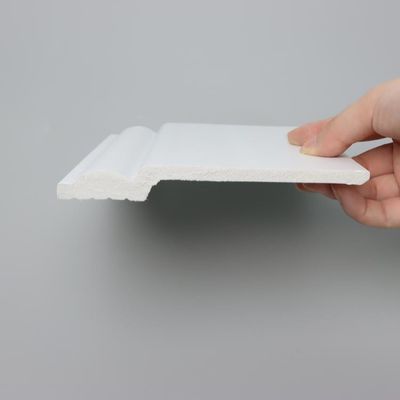 導かれたライトが付いている白く装飾的なまわりを回るタイルの土台板によって発動を促される鋳造物