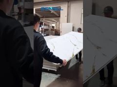 シャワーの壁パネル